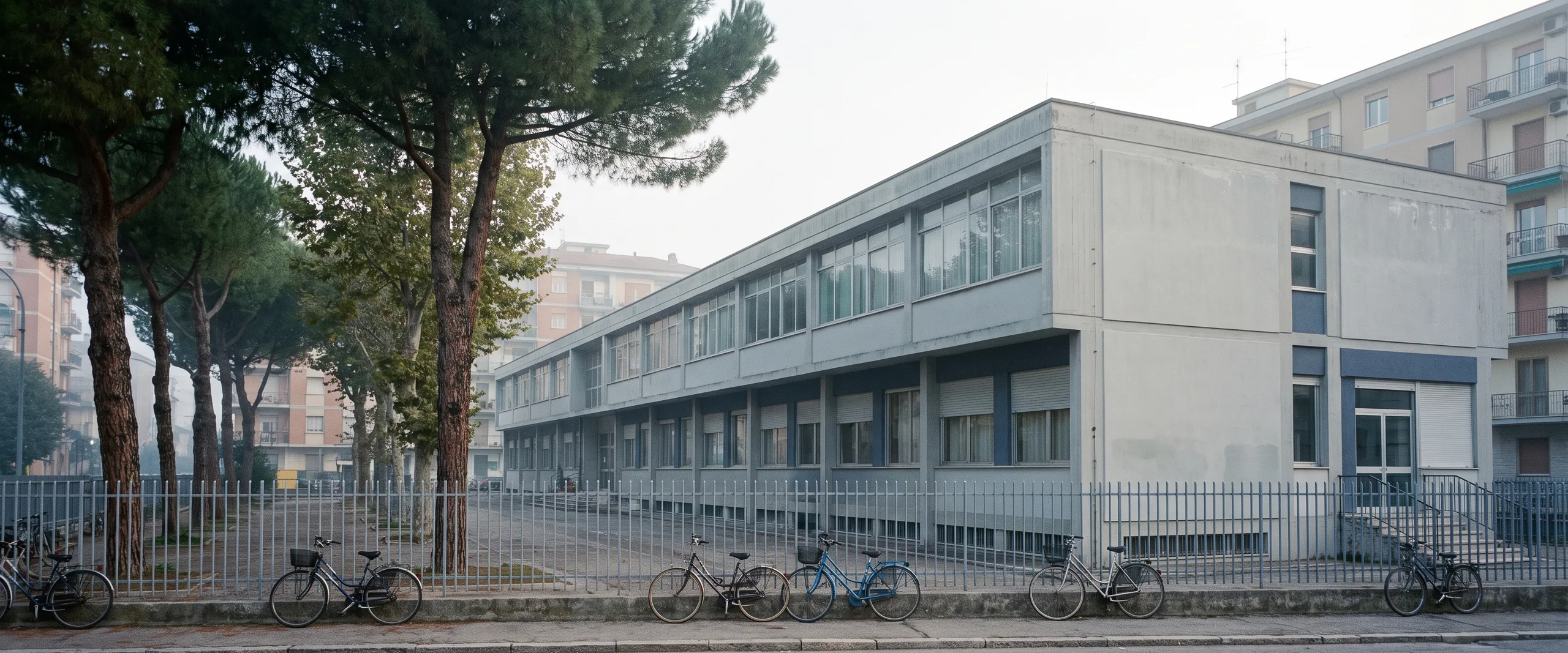 Edificio scolastico pubblico in uso, con il cortile e la citta' intorno