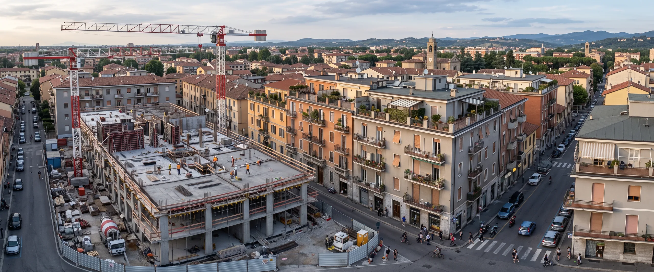 Il ciclo di vita in un colpo d'occhio: cantiere in corso in primo piano, edifici finiti e abitati dietro